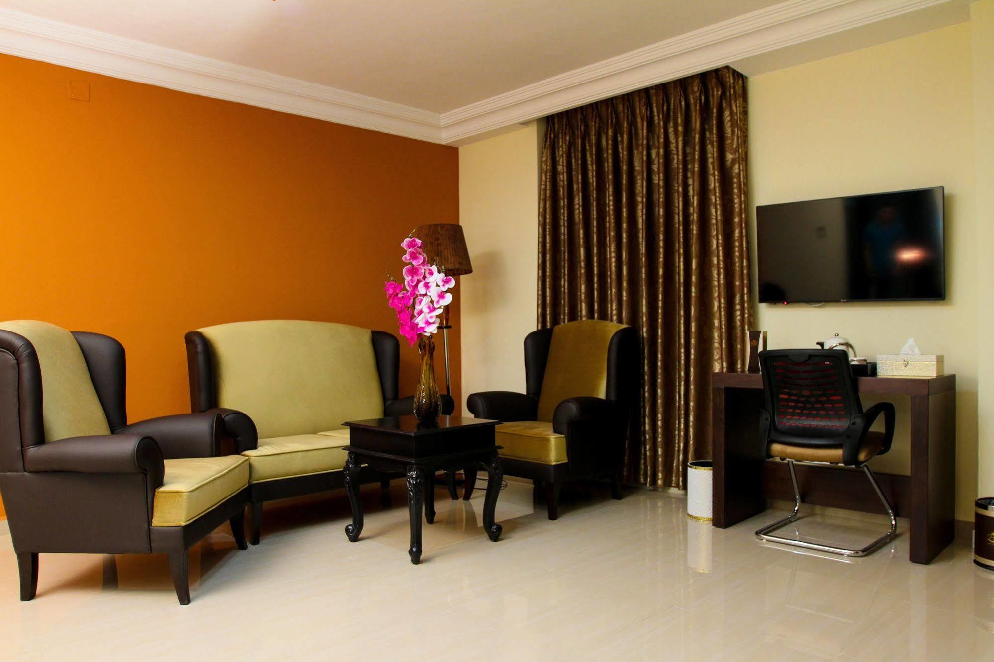 Queen Plaza Hotel Hebron Exterior photo